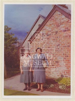 3966c283-b63f-4a49-84f0-5ea89c856330.jpg; 9966; Helen Logan & Mrs Dunbar; photograph