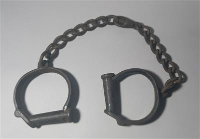 4c8326fc-ee55-47d9-89a0-eb42193b3a2f.jpg; 0852; leg irons; leg irons