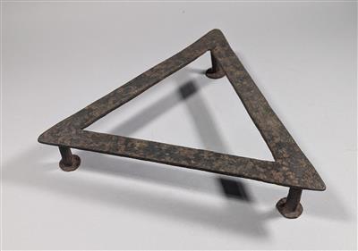 b7232467-2ecf-4505-9dfb-1d80dd835bb7.jpg; 0033; ; trivet