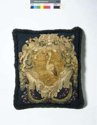 0000-0006-OWE.jpg; 0000-0006-OWE; Kussen met overtrek van geborduurde afbeelding Haagse ooievaar en jaartal 1667.; kussenovertrekken