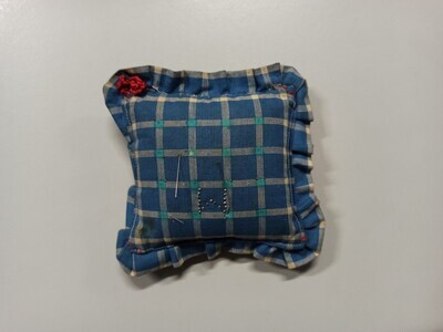 0000-0012-MWE.jpg; 0000-0012-MWE; Geruit speldenkussen; speldenkussens