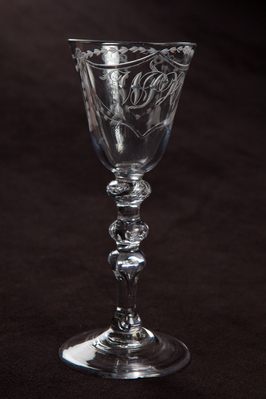 0000-0066-OGL.jpg; 0000-0066-OGL; Wijnglas met ingeslepen schild en monogram WPVO (Willem Prins van Oranje).; wijnglazen