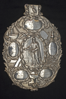 0000-0102-OME.jpg; 0000-0102-OME; Zilveren gildeplaat Pietersgilde.; gildeplaat