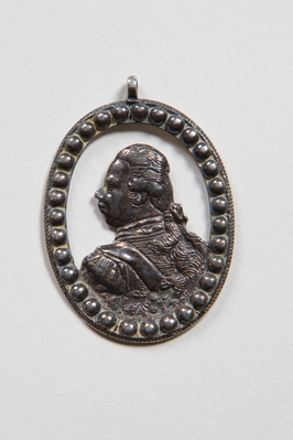 0000-0147-OME.jpg; 0000-0147-OME; Zilveren draagteken met Willem V, 1787.; draagteken