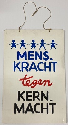 0000-0170-HHI.jpg; 0000-0170-HHI; wapenwedloop bord ''mens-kracht tegen kern-macht''; propagandamateriaal