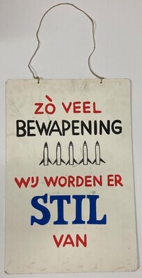 0000-0172-HHI.jpg; 0000-0172-HHI; wapenwedloop bord ''zò veel bewapening wij worden er stil van''; propagandamateriaal