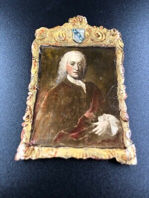 0147e77b-24d3-4196-ae44-e4d221f72a0d.jpg; 1960-0283-KPO/011; Familieportret van een man in een goudkleurige lijst; familieportretten