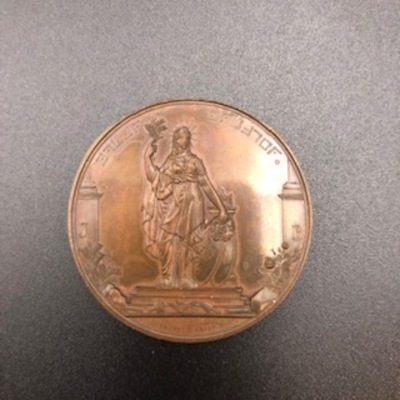 0175f20e-1a09-414a-968b-469b3534a3f1.jpg; 0000-0049-PEO/2; Door de vrijmetselaars aangeboden aan hun grootmeester prins Frederik bij zijn huwelijk met Louisa van Pruisen; onderscheidingen (eretitels)