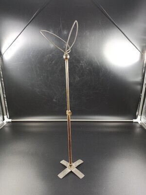 019d13ed-b6c9-4bba-9d6d-519088d83237.jpg; 2002-0026-HHI; Metalen verstelbare hoeden- of pettenstandaard.; hoedenstandaarden