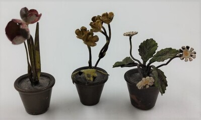 03132be0-041c-480c-aceb-73a54b6525ce.jpg; 1960-0282-KPO/20-40/b; Drie bloempotten uit de benedenhal.; bloempotten