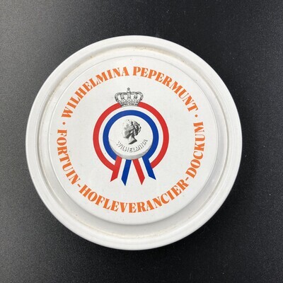 032ca955-5fde-4e5f-898e-54a3477a2e6a.jpg; 1997-0118-HHI/b; Deksel van pepermuntblik van Wilhelmina pepermunt met foto's van leden van het koninklijk huis.; deksels