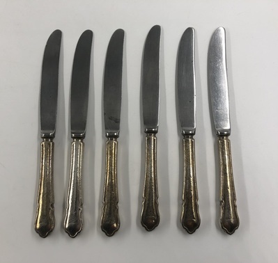 03bd41d5-c905-4b42-b600-1ff86a2cc3eb.jpg; 2022-0008-MMO/1-6; Zes messen van restaurant Garoeda ; bestek