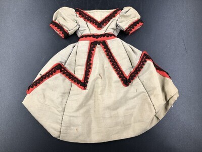 04aa7c92-fed5-4f0e-8c34-103e6991c7e5.jpg; 1960-0125-KPO; Poppenjurkje; poppenkleding