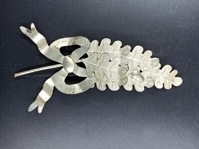 04ca54ff-6a8b-494b-b50e-919533c81947.jpg; 0000-0045-MMO; Zilverkleurige lauwertak voor de 2e prijs; prijzen (gewonnen objecten)