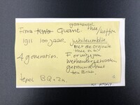 0503df12-fe7a-45e8-bcd4-060fc9fbef94.jpg; 0000-0760-HHI/a-c; Jubilieumblik van firma Quant met thee en lepel; blikken (houders)