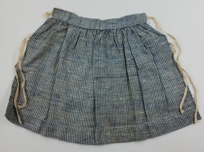 058227c1-5db6-4150-9c36-b70737adb0ec.jpg; 1960-0207-KPO/f; Schort van fijn blauw/wit geruit katoen.; poppenkleding