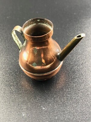 059942a2-ba9d-4f3c-a227-7c198326e008.jpg; 1960-0284-KPO/031; Roodkoperen koffiekan met geelkoperen tuit en oor; koffiekannen