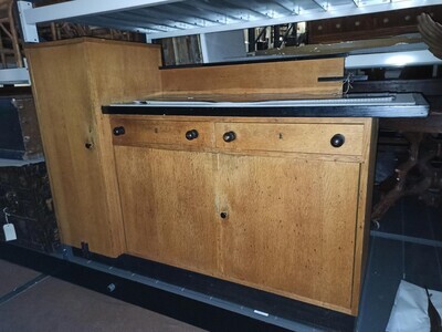 05df84b2-728d-4748-a0d7-5f40b22c38d4.jpg; 1985-0035-MHO; Blankhouten buffet met zwart blad, links een boven het blad uitstekende kast.; buffetten