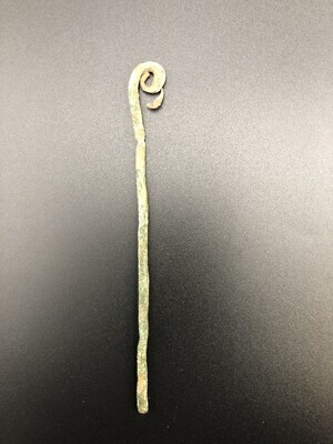 064e6f4e-64b9-4ec8-9f6b-e6020751bf2c.jpg; 0000-0207-OMO; Metalen staafje; diversen