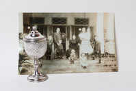 0670bf49-a981-4d1e-93be-3e15dff85a25.jpg; V-HHM-1129; Het topstuk (wijnglas met zilveren voet + foto) van mevrouw M.K. Robijn-Verhoeff; MijnDenHaag*