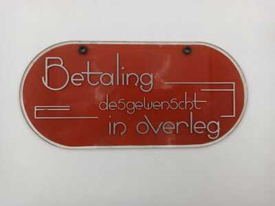 06b2b8ae-c528-4c69-a04e-d74bea876334.jpg; 2025-0002-HHI; Glazen informatiebord uit een winkel met de tekst "betaling desgewenscht in overleg"; informatieborden