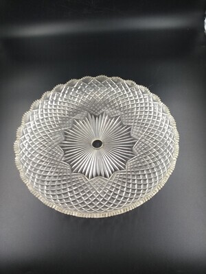 0767eb67-0cea-44c4-880c-b45332d0afc8.jpg; 0000-0144-OGL; Ronde glazen lampenkap met decoratie in reliëf.; lampenkap