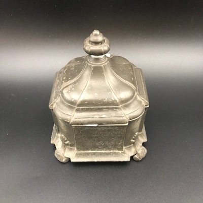 0777f53b-be09-4c86-a9b7-ed1d18cd67c3.jpg; 1897-0092-OMO; Tabakspot van Jonge Goudleerhuis en Molenbuurt.; tabakspotten