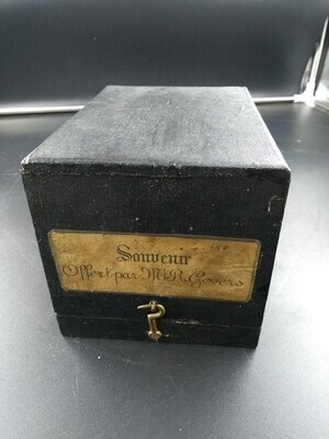 07a5c3d6-075c-4d5f-bddf-57a3b7e32902.jpg; 0000-0346-HHI; Portret van rode klei.; rondsculpturen