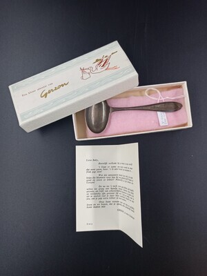 07fc9777-2726-4312-a195-8f98e741d888.jpg; 2017-0003-MMO/a; 'Geboortelepeltje' van Modehuis Gerzon; paplepels