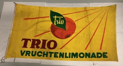 0804cb94-58b4-470d-a508-a2e4358d4daa.jpg; 1993-0040-HHI; Vlag van Trio Vruchtenlimonade.; reclamevlag