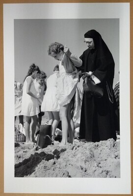 0852a897-fed8-40c6-9dbc-450e4a37d2c6.jpg; 2010-0370-PRE; In zwarte habijt geklede non met kinderen op het strand.; fotografie