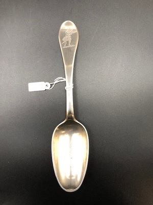 0910d831-4bfa-404a-be5b-702274e9a365.jpg; 0000-0048-OME; Zilveren schutterslepel, gegraveerd met schutter en wapen van Den Haag.; lepels