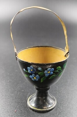 0c31a590-55b9-4467-a7ce-933d591c522f.jpg; 1960-0225-KPO/040; Zwarte geverfde theestoof met gekleurde bloemschilderingen en hengsel.; miniaturen