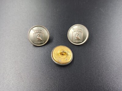 0e458236-6d69-43cc-b907-16c01b50776f.jpg; 0000-0074-MMO; Drie knopen met het wapen van Den Haag; knopen (bevestigingsmiddelen)