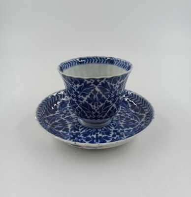 0ecc1b43-242d-4c18-aa09-af2675cb9623.jpg; 0000-0507-OCE/2a-b; Kop en schotel van wit steengoed met blauwe decoratie; koppen (drinkgerei)