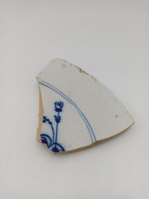 0f0ad4df-2f92-4ef6-9e0b-2755c9b4d18c.jpg; 336.11; Fragment van aardewerk bord; scherven