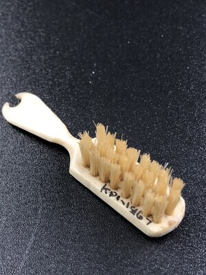 0f5e9023-5fbf-4f14-8ad8-237c663afa9f.jpg; 1967-0000-KPO/042; Benen veger met wit haar; stoffer en blik