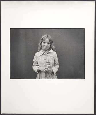 0f7082c4-d696-43f6-8325-3b849f78a2e3.jpg; 2023-0147-PRE; Meisje met "prijsaap" op de Haagsche kermis ; portretten