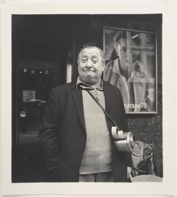 1055ace4-9c66-46d9-a1a1-8a2ddd43dcf0.jpg; 2023-0137-PRE; Rijwielstalling man van de Bijenkorf in de Wagenstraat, Den Haag; portretten