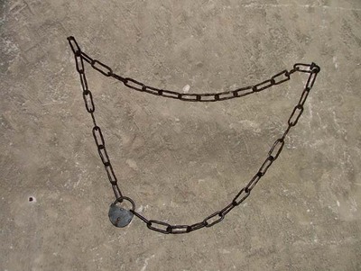 107_a.jpg; 107; Ketting met 36 schakels en een hangslot; kettingen