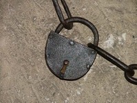 107_b.jpg; 107; Ketting met 36 schakels en een hangslot; kettingen