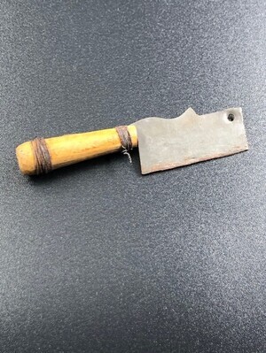 1147ca76-c0ca-4826-b2b9-ec5dd90a5ceb.jpg; 1960-0284-KPO/010; Metalen hakmes met houten handvat; hakmessen