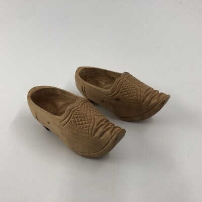 1185fd1f-6af5-4ae0-b1ff-649f9178b226.jpg; 1960-0200-KPO/a-b; Houten klompen; schoeisel