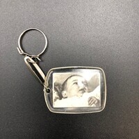 1284ef2f-bdcd-460b-9891-187d1f576114.jpg; 1997-0443-HHI; Sleutelhanger met twee foto's van een baby; orangialia