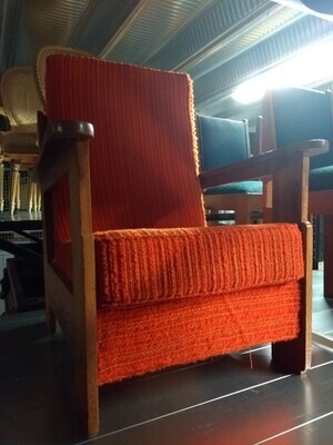 144cc710-80b9-4751-9209-f24871b85196.jpg; 1985-0039-MHO/1; Fauteuil met armleuningen, met oranje gestoffeerd rug- en zitkussen; fauteuils