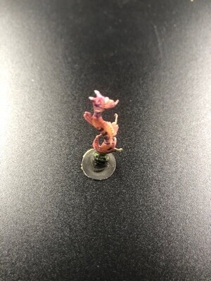 149527b6-b90d-4da4-aa3c-5024e1be5934.jpg; 1960-0283-KPO/021; Roze krokodil van papier op standaard; beeldjes