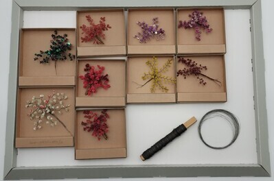 15d0f21a-ebe8-4090-910f-6035c91df0e8.jpg; 0000-0838-HHI/a-k; Negen corsages van kraaltjes en pailletten aan metaaldraad.; corsage