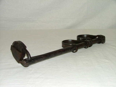 168_a.jpg; 168; Voetkluisters aan ijzeren stang; voetkluister