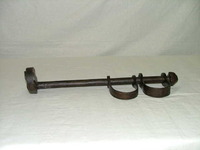 168_b.jpg; 168; Voetkluisters aan ijzeren stang; voetkluister