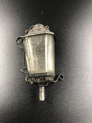 1790590c-8b9c-4826-a63c-85f3d4df8db3.jpg; 1960-0287-KPO/003; Lantaarn van ijzer en glas; lantaarns (verlichtingsmiddelen)